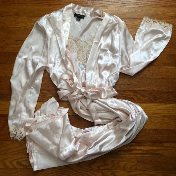 bridal nightgown and robe set